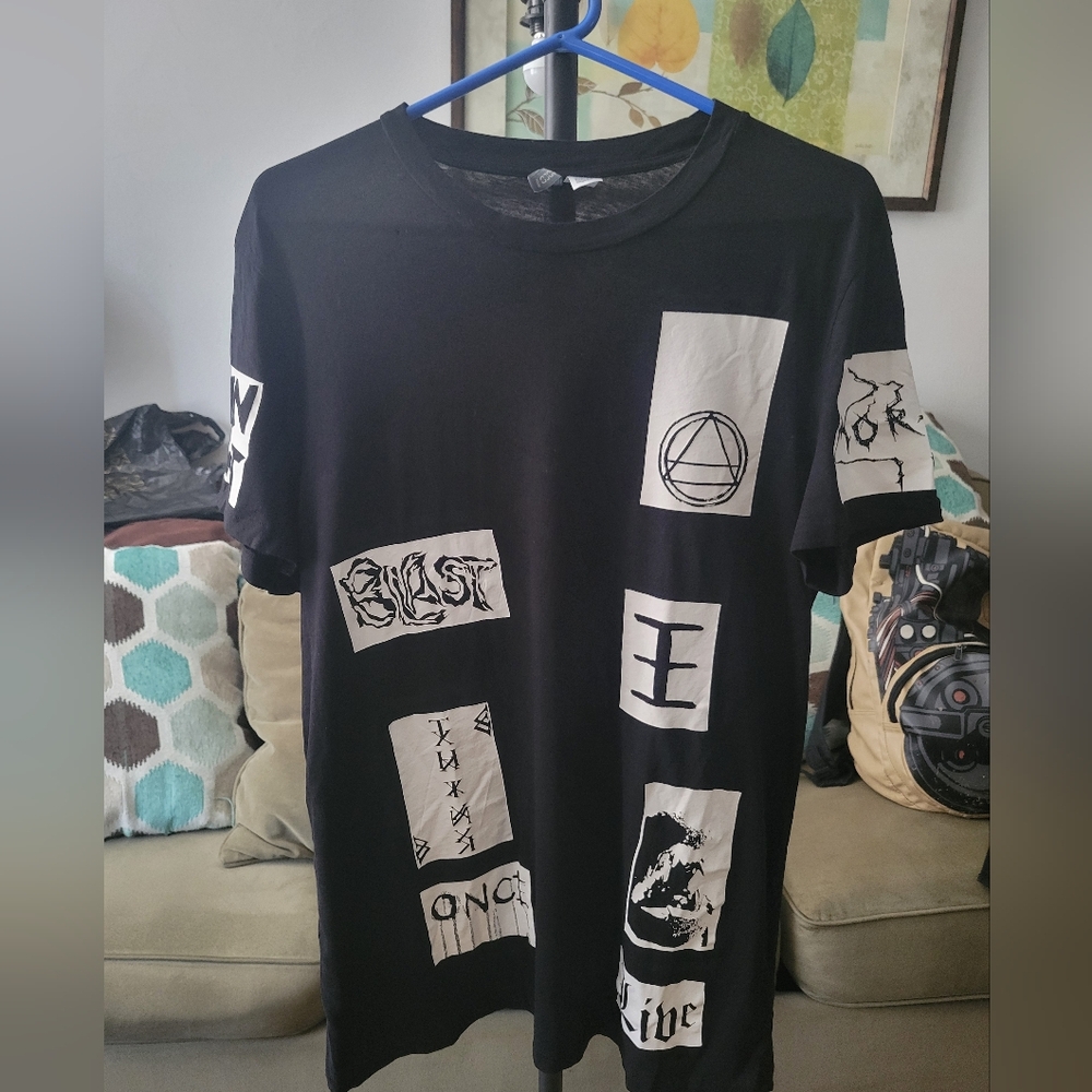 Divided small-sized Black and White graphic tee